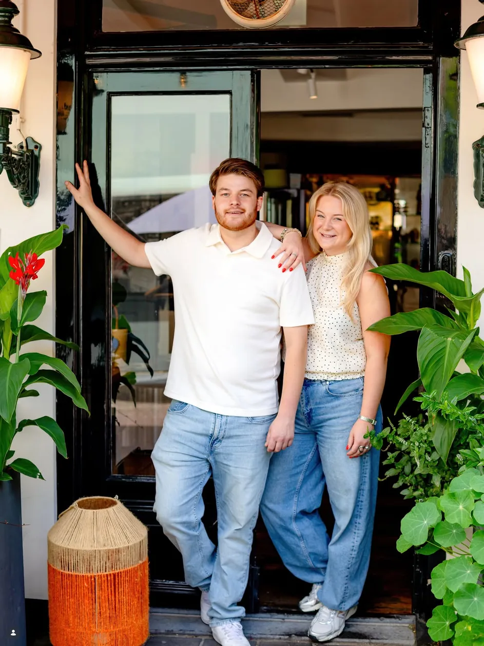 Job en Jelisa voor de ingang van Brasserie Berns