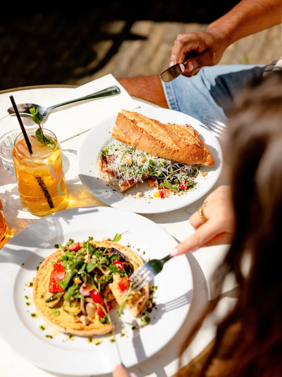 Samen lunchen in de zon op het terras van Berns